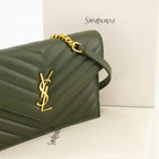 Immagine del Portafoglio Busta Cassandre kaki del marchio Saint Laurent per Donna - Collezione Primavera-Estate 2026 - Vista Dettagliata 2