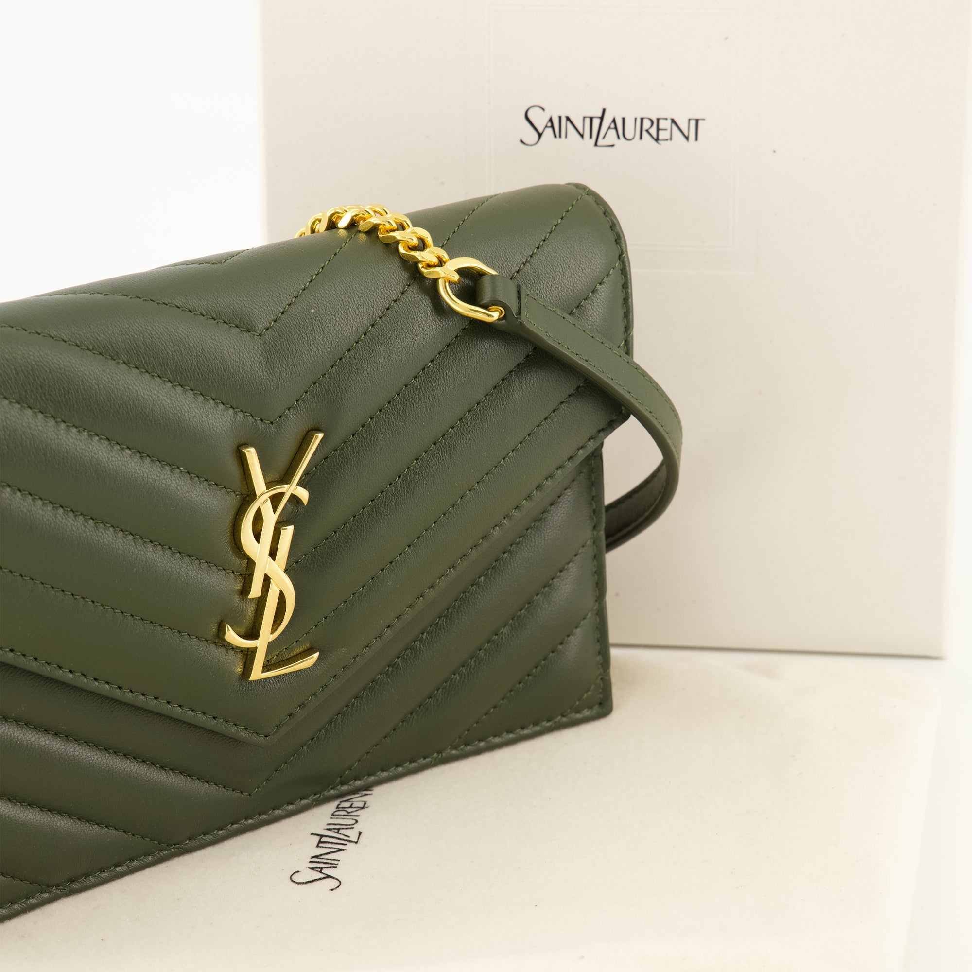 Image de l'article Portefeuille Enveloppe Cassandre kaki de la marque Saint Laurent pour Femme - Saison Printemps-Été 2026 - Vue détaillée_2