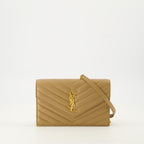 Imagem da carteira envelope com corrente da marca Saint Laurent para mulheres - Temporada Outono-Inverno 2025 - Vista Frontal