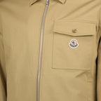 Imagem da sobrecamisa em gabardina bege da marca Moncler para Homem - Temporada Primavera-Verão 2026 - Vista Detalhada_2