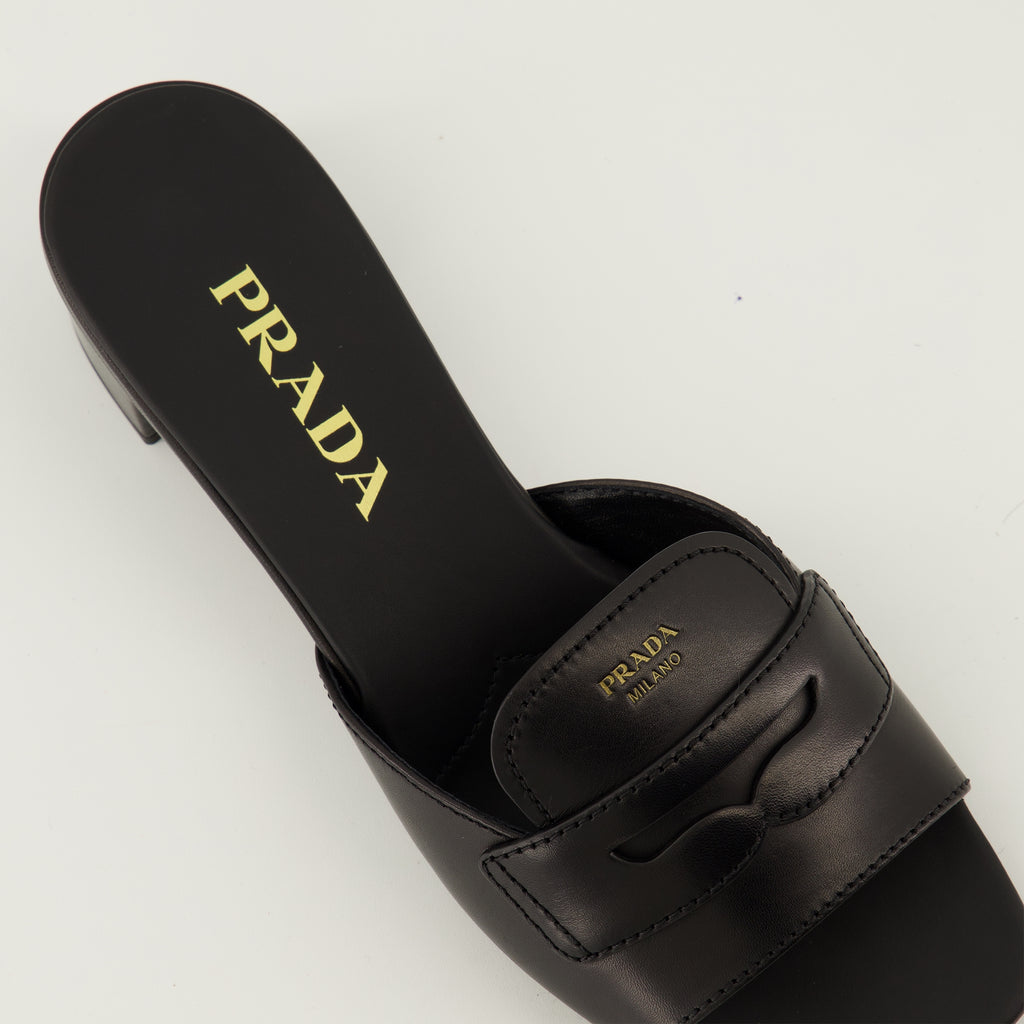 Image de l'article Mules en cuir noir de la marque Prada pour Femme - Saison Printemps-Été 2026 - Vue détaillée de haut