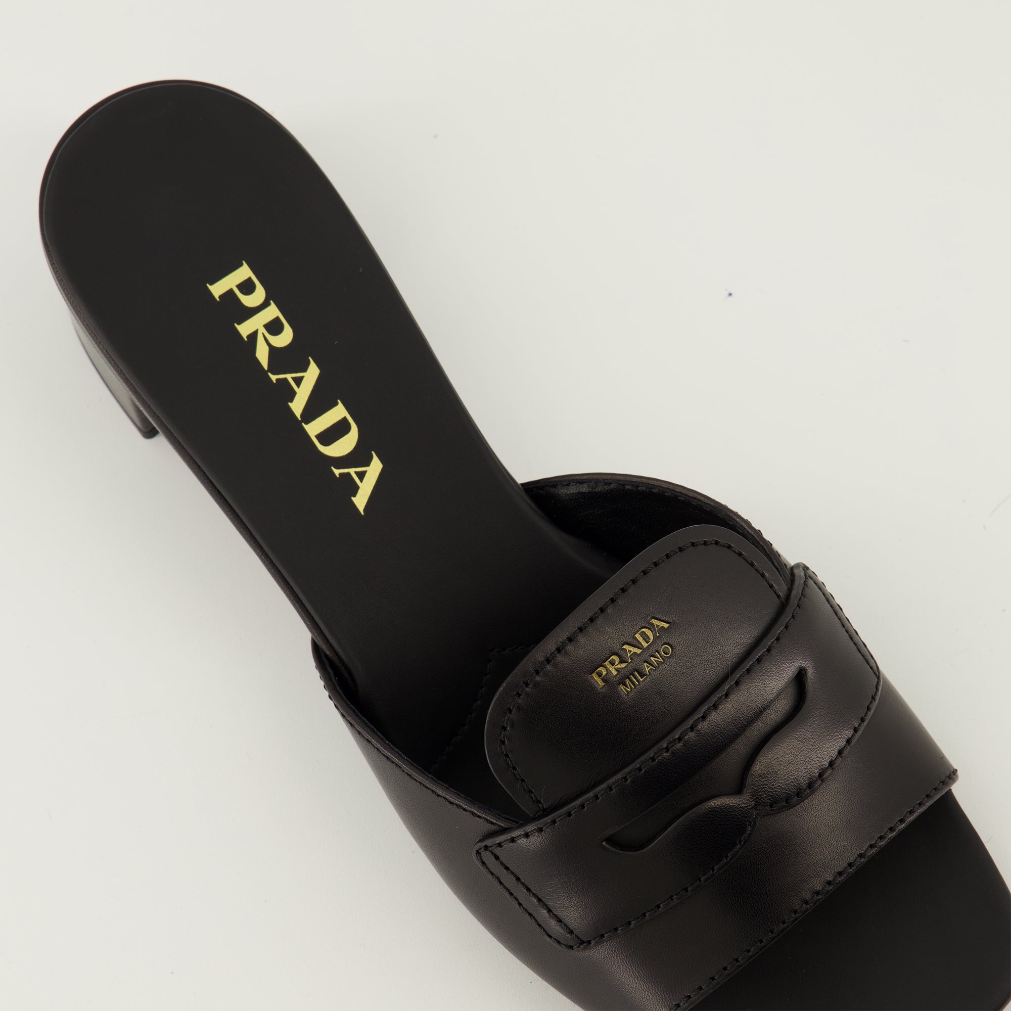 Image de l'article Mules en cuir noir de la marque Prada pour Femme - Saison Printemps-Été 2026 - Vue détaillée de haut