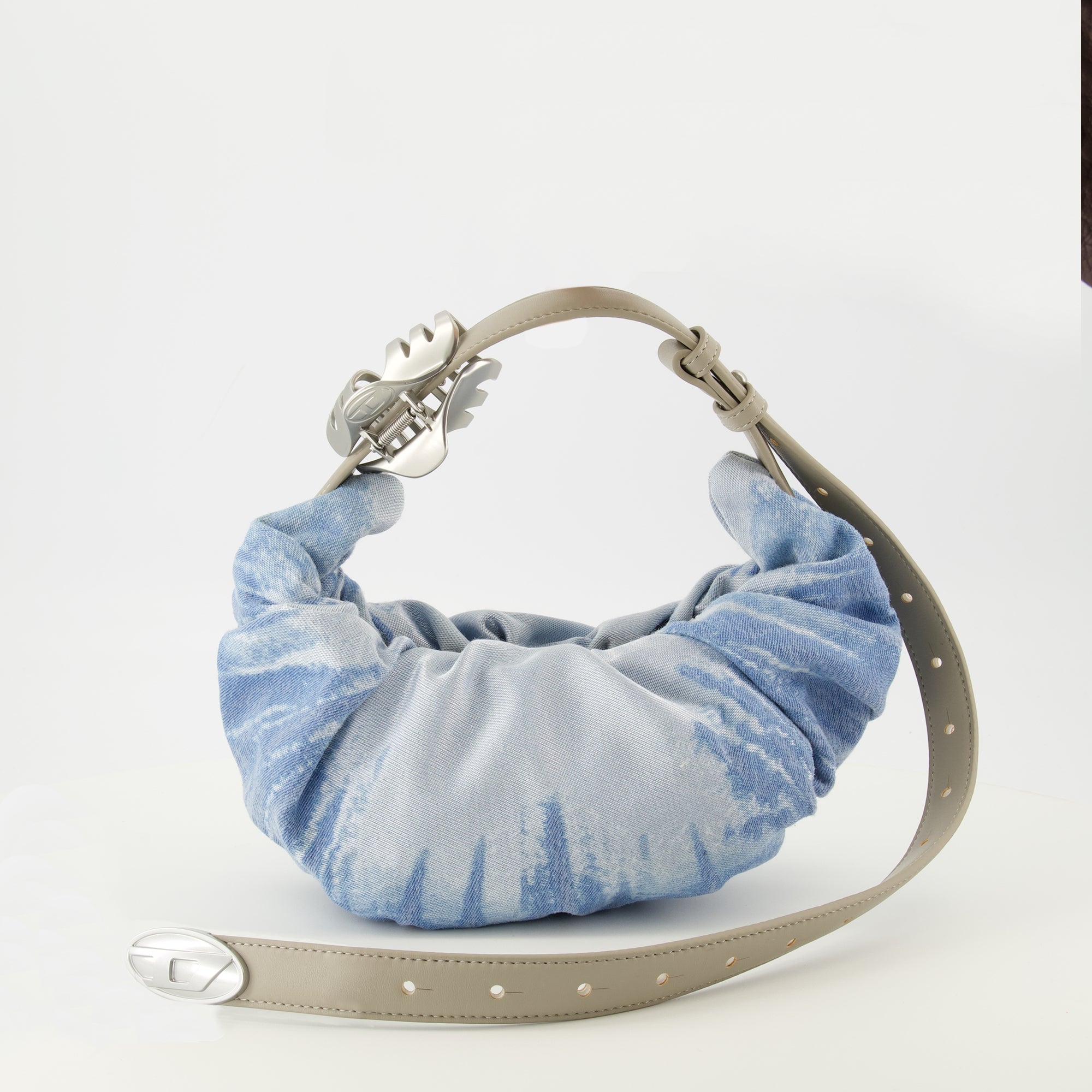 Image de l'article Sac Grab-D Hobo en denim satiné bleu de la marque Diesel pour Femme - Saison Printemps-Été 2026 - Vue de Face