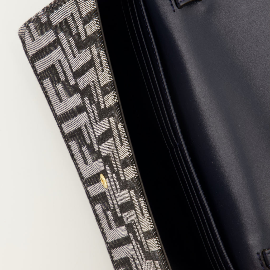 Fendi 여성용 FF 회색 데님 체인 바게트 지갑 이미지 - 2025 가을-겨울 - 상세 보기 3