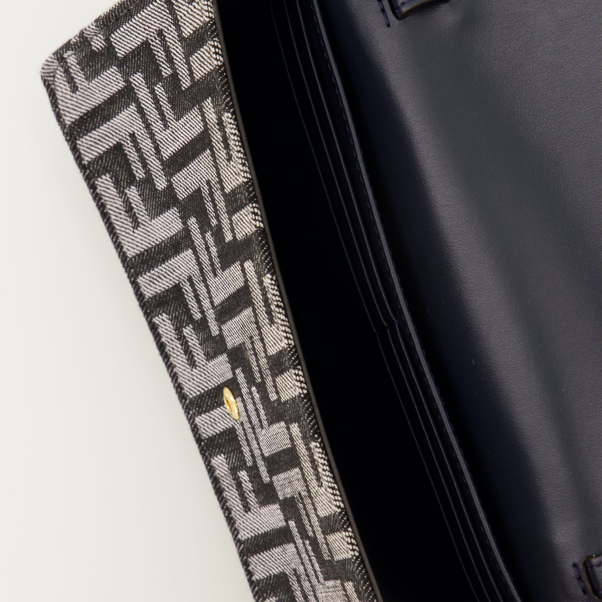 Image de l'article Portfeuille Baguette à chaîne en denim FF gris de la marque Fendi pour Femme - Saison Automne-Hiver 2025 - Vue détaillée_3