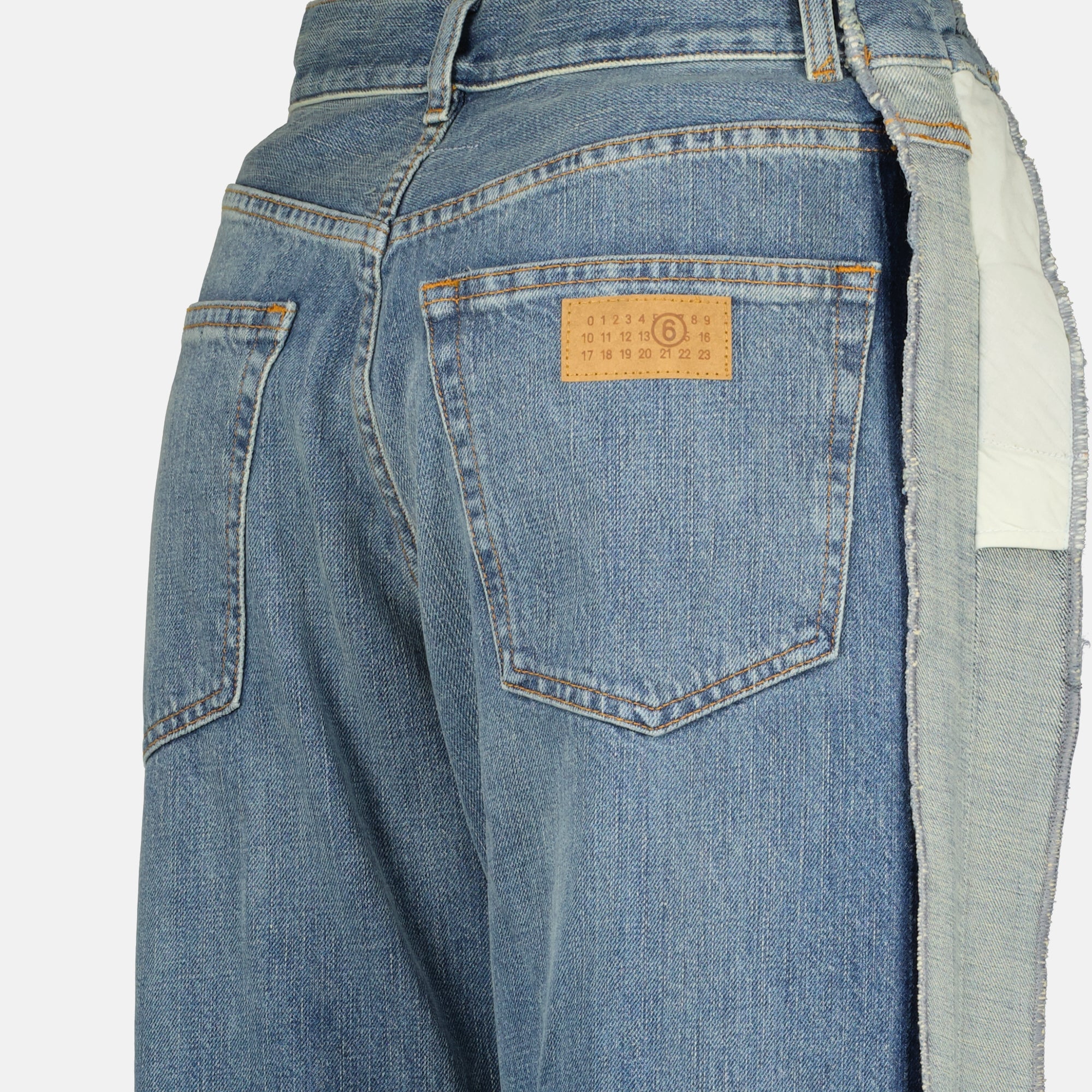 Image de l'article Jean droit en denim bleu de la marque Mm6 pour Femme - Saison Automne-Hiver 2025 - Vue détaillée_1