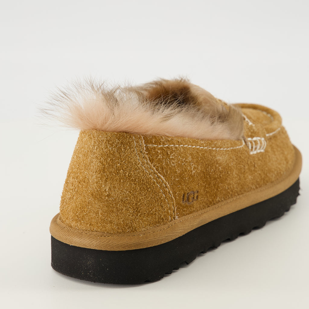 Imagen de los mocasines marrones Ellis de la marca Ugg para Mujer - Temporada Primavera-Verano 2026 - Vista trasera