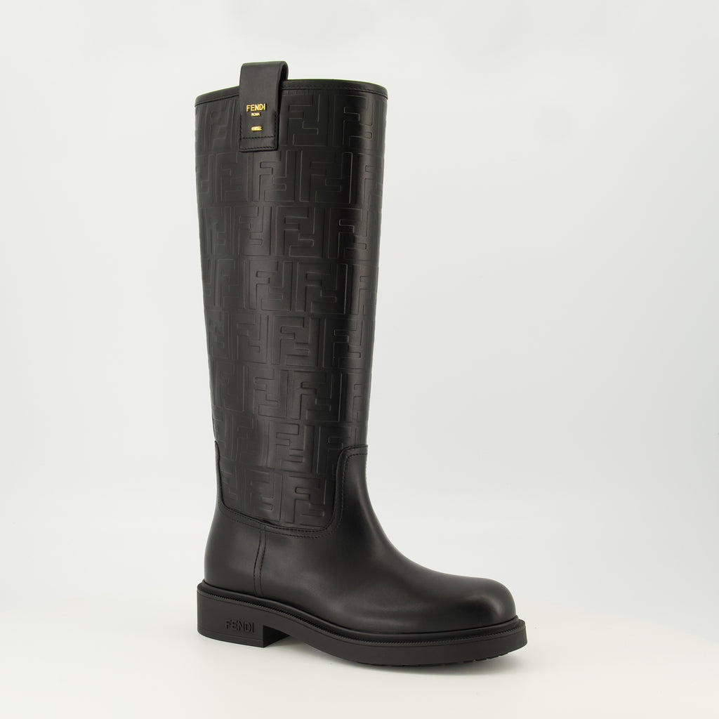 Image de l'article Bottes Filo en cuir noir de la marque Fendi pour Femme - Saison Automne-Hiver 2025 - Vue trois quarts avant droite