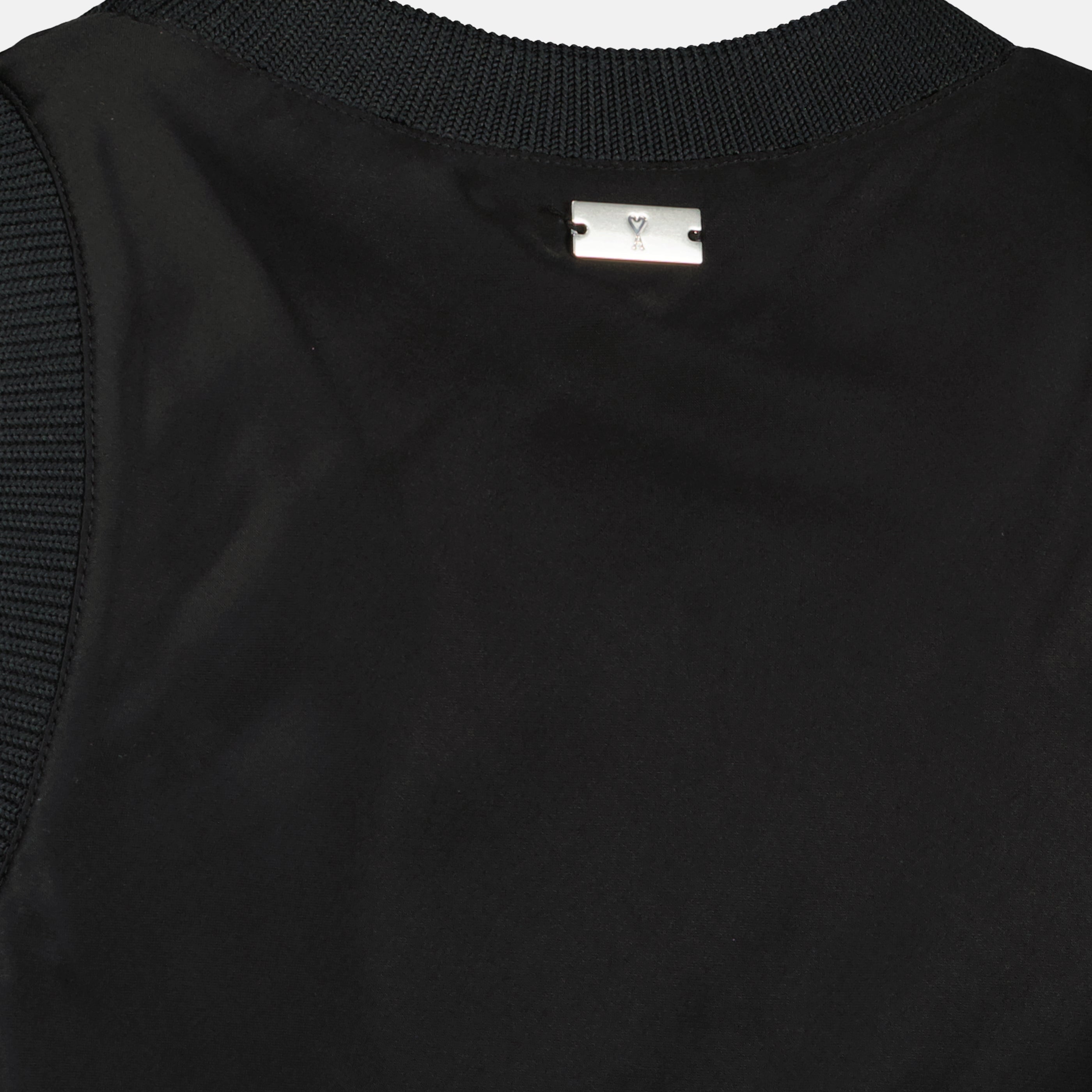 Immagine del top nero effetto satinato del marchio Ami PARIS per Donna - Collezione Primavera-Estate 2026 - Vista Dettagliata_2
