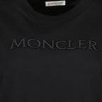 女性用モンクレールブランドの黒い刺繍入りロゴTシャツの画像 - 2026年春夏シーズン - 詳細ビュー_1