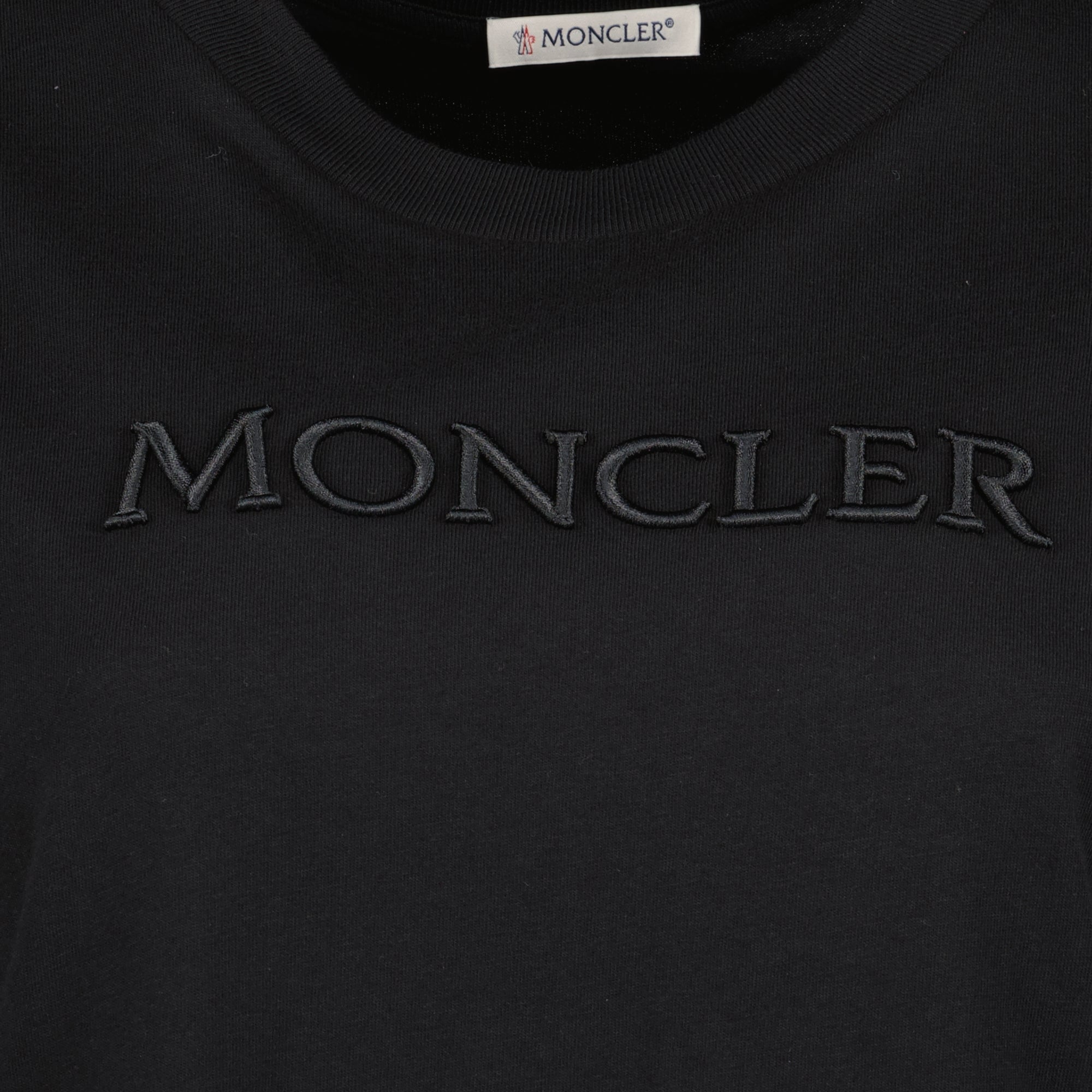 Bild des schwarzen bestickten Logo-T-Shirts der Marke Moncler für Damen - Frühling-Sommer-Saison 2026 - Detailansicht_1