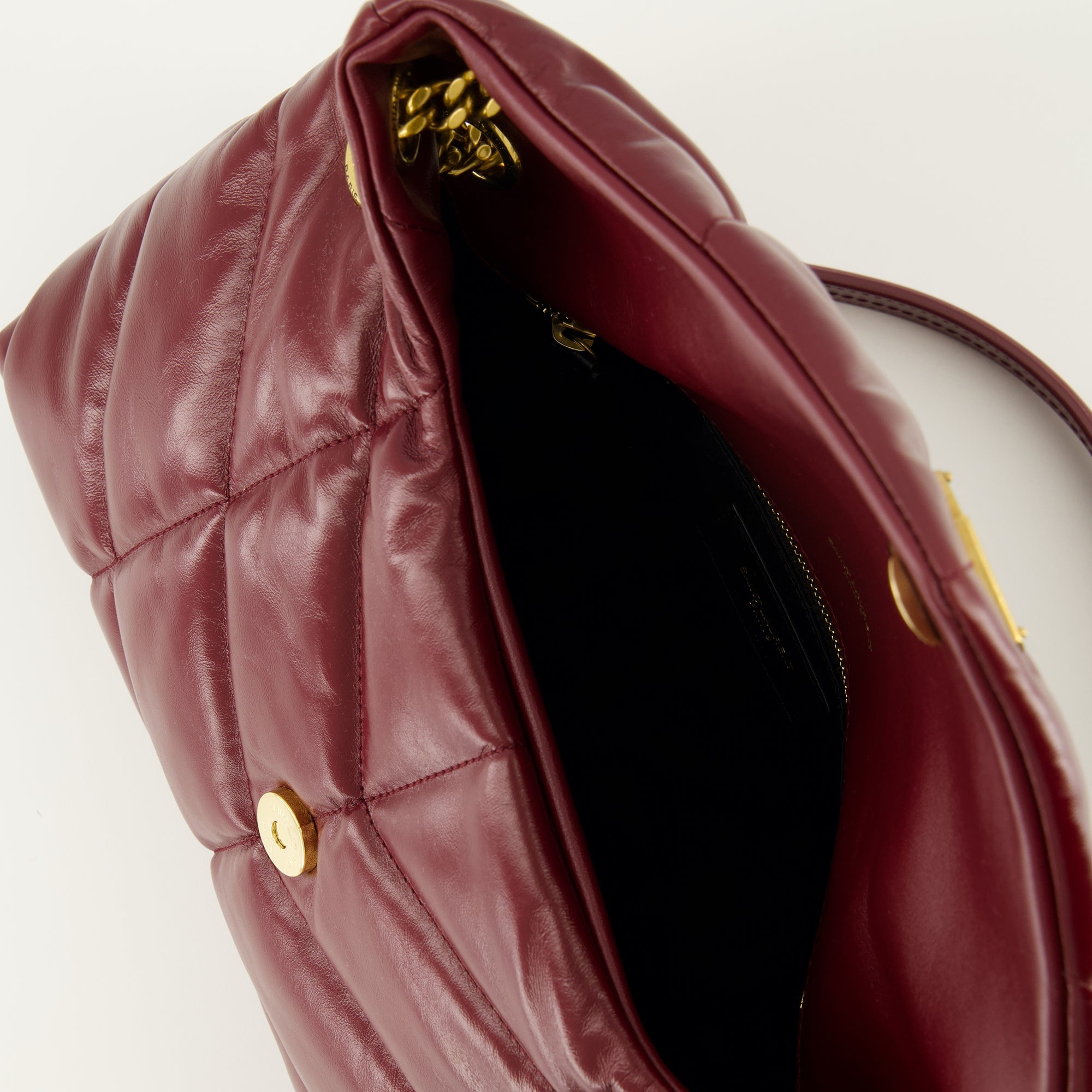 サン・ローランの女性用ボルドー・パファーバッグの記事画像 - 2025年秋冬シーズン - 詳細ビュー_3