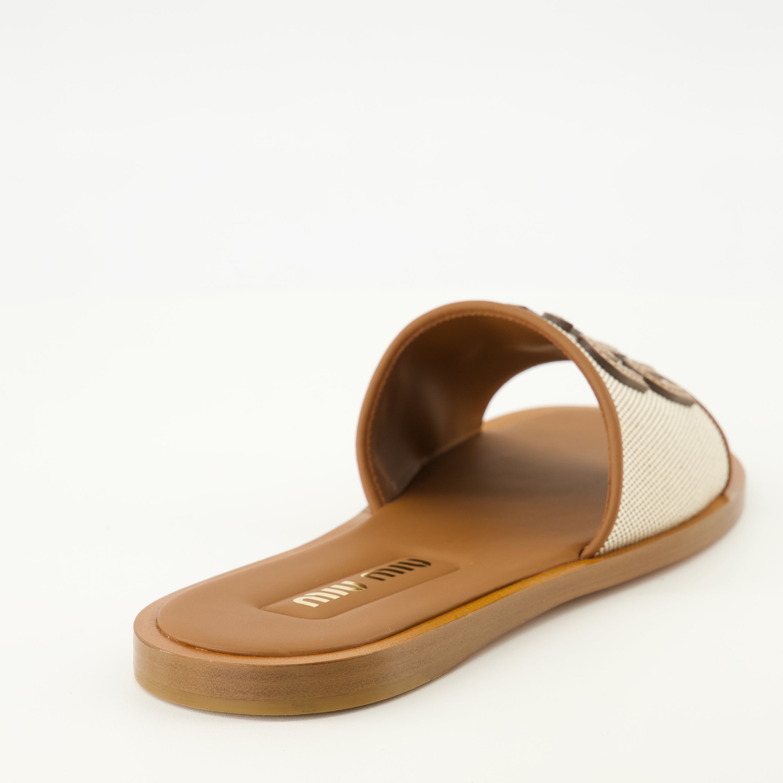 Imagen de las Mules de lona y cuero marrón de la marca Miu Miu para mujer - Temporada Primavera-Verano 2026 - Vista trasera