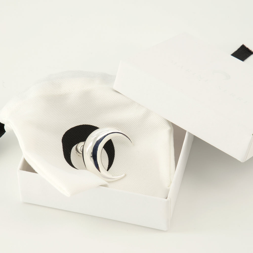 Imagen de los pendientes Moon plateados de la marca Marine Serre para Mujer - Temporada Otoño-Invierno 2025 - Vista Detallada_3