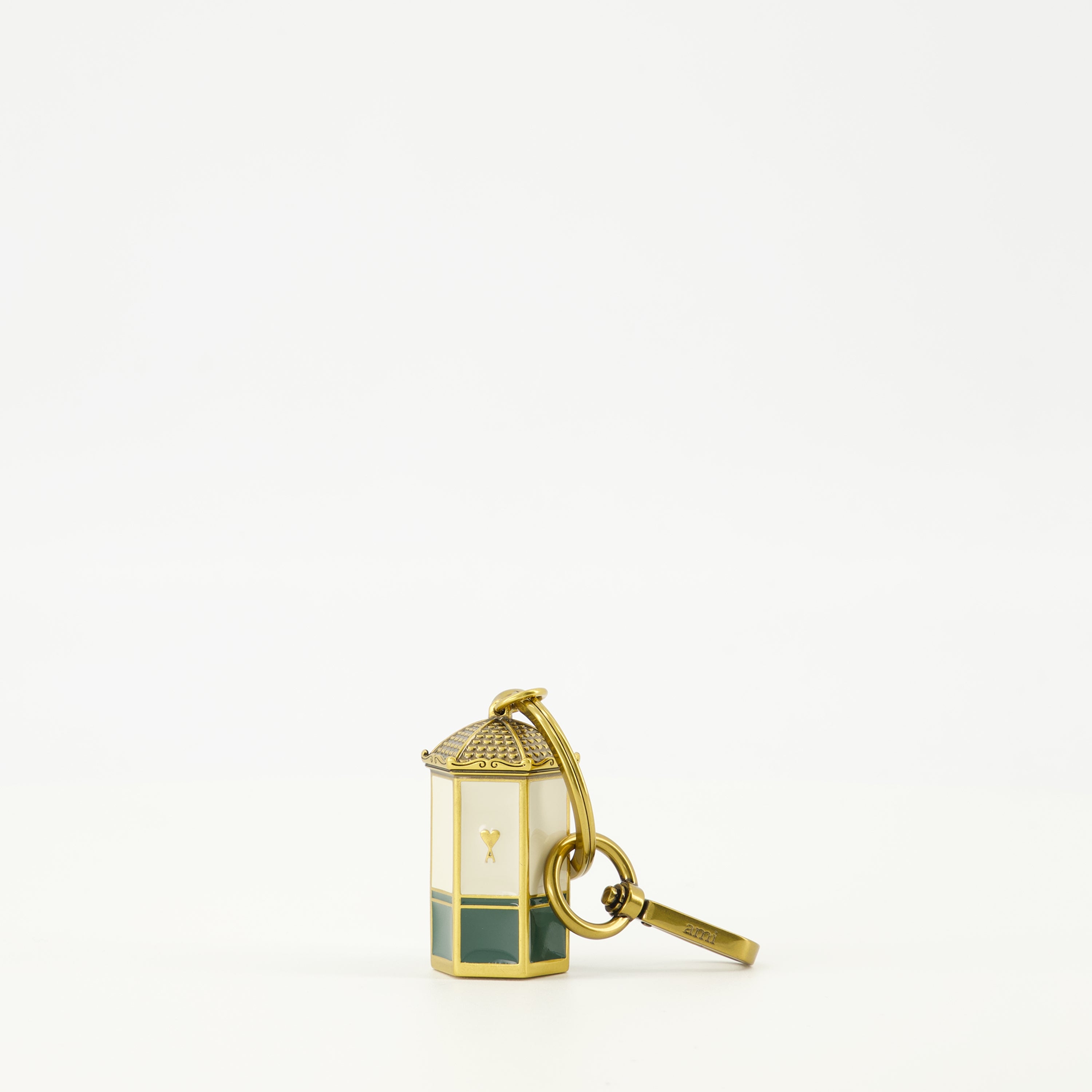 Bild des Metallkiosk-Schlüsselanhängers der Marke Ami PARIS für Unisex - Frühjahr-Sommer 2026 - Rückansicht