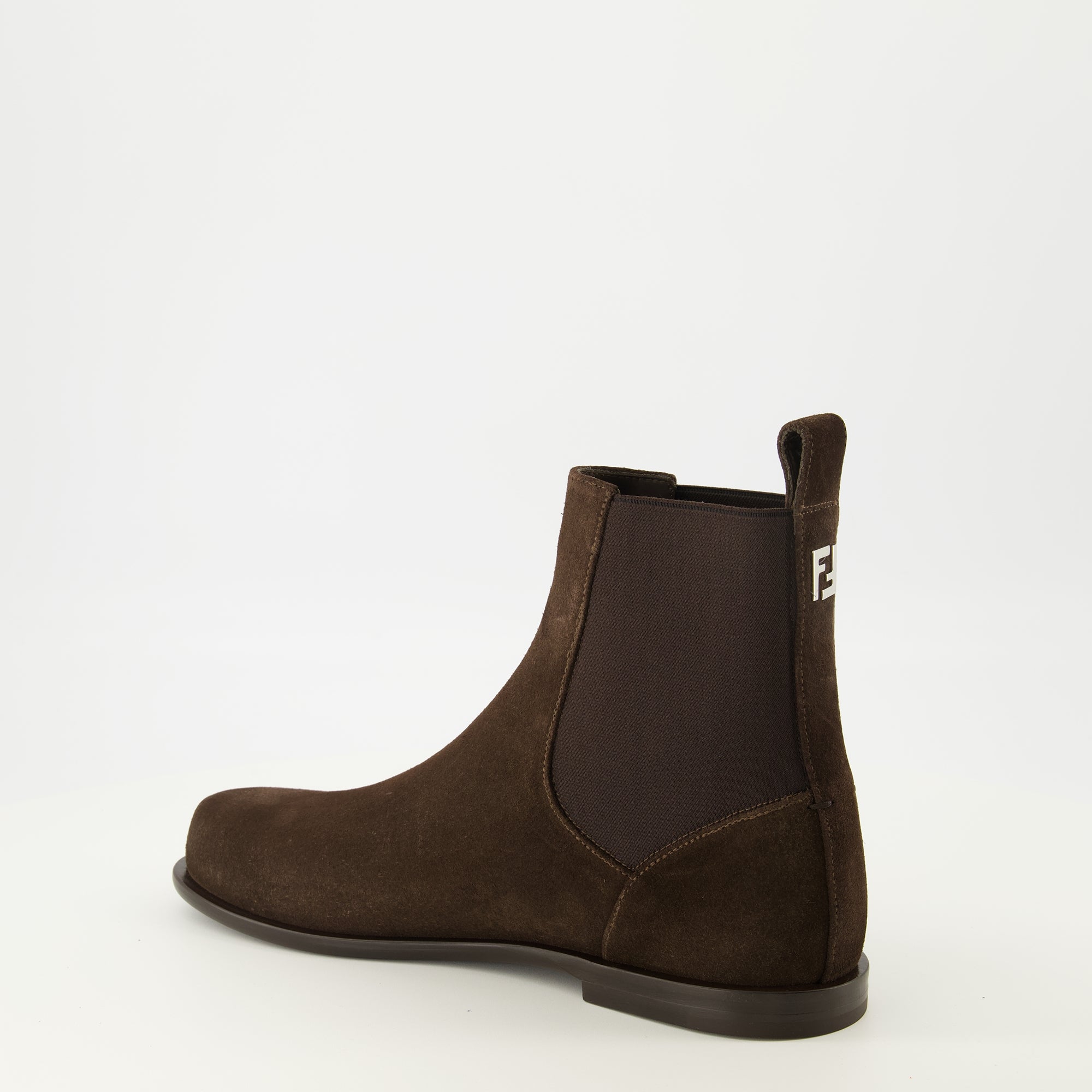 Image de l'article Bottines Chelsea FF Squared marron de la marque Fendi pour Homme - Saison Automne-Hiver 2025 - Vue trois quarts arrière droite