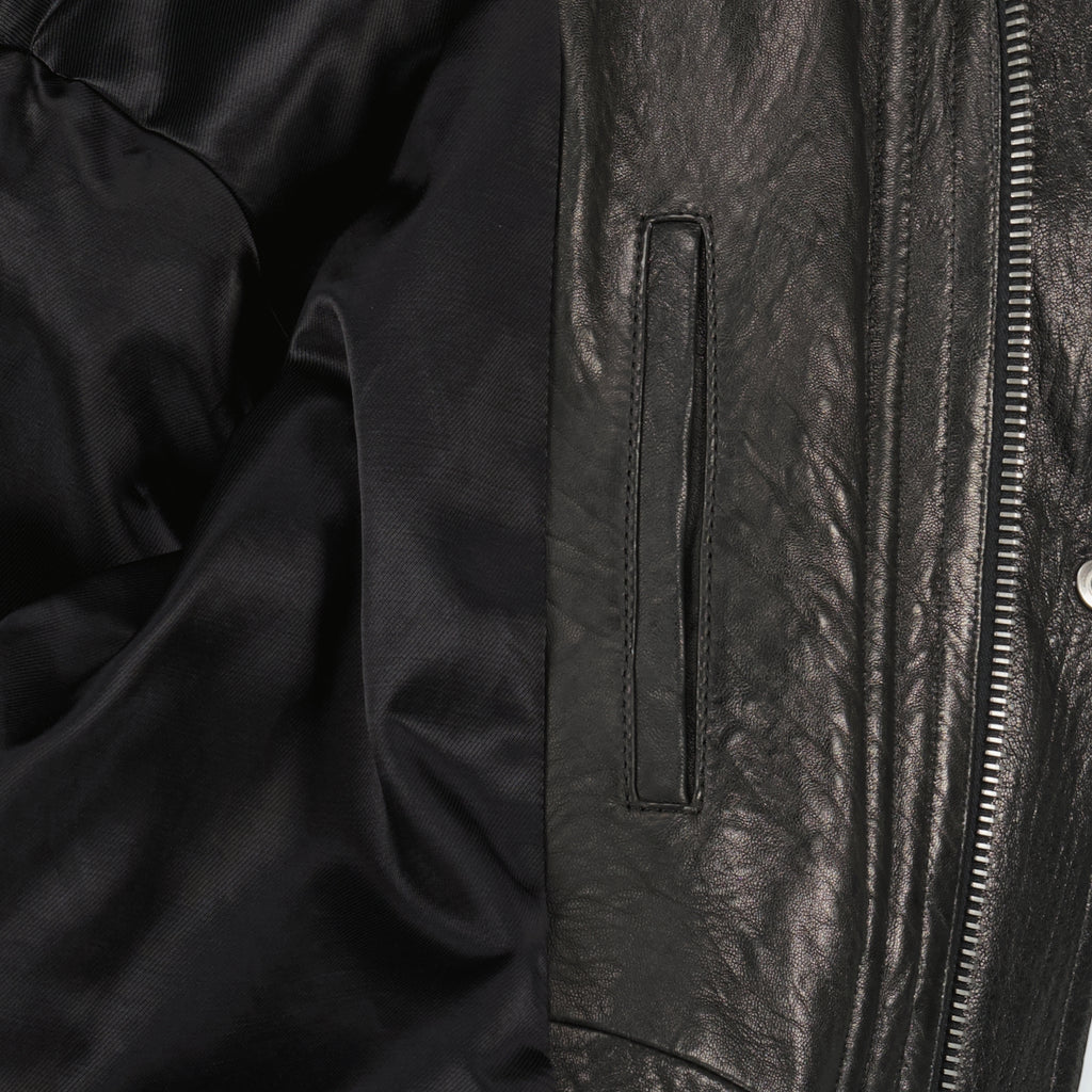 Image of the Saint Laurent Leather Bomber Jacket for Men - Autumn-Winter 2025 - Detailed View_2