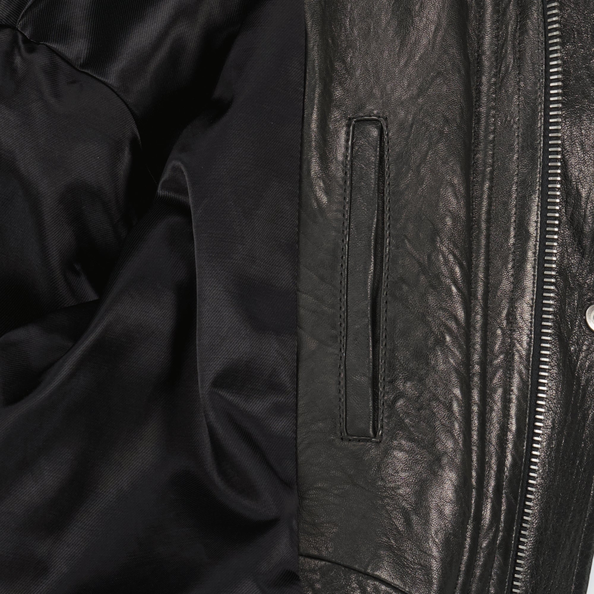 Image of the Saint Laurent Leather Bomber Jacket for Men - Autumn-Winter 2025 - Detailed View_2