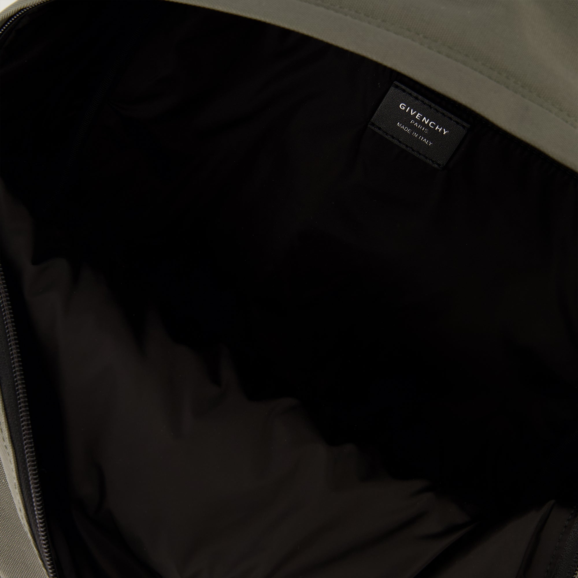 Imagen de la mochila Essential U en kaki de la marca Givenchy para Hombre - Temporada Primavera-Verano 2026 - Vista Detallada_3