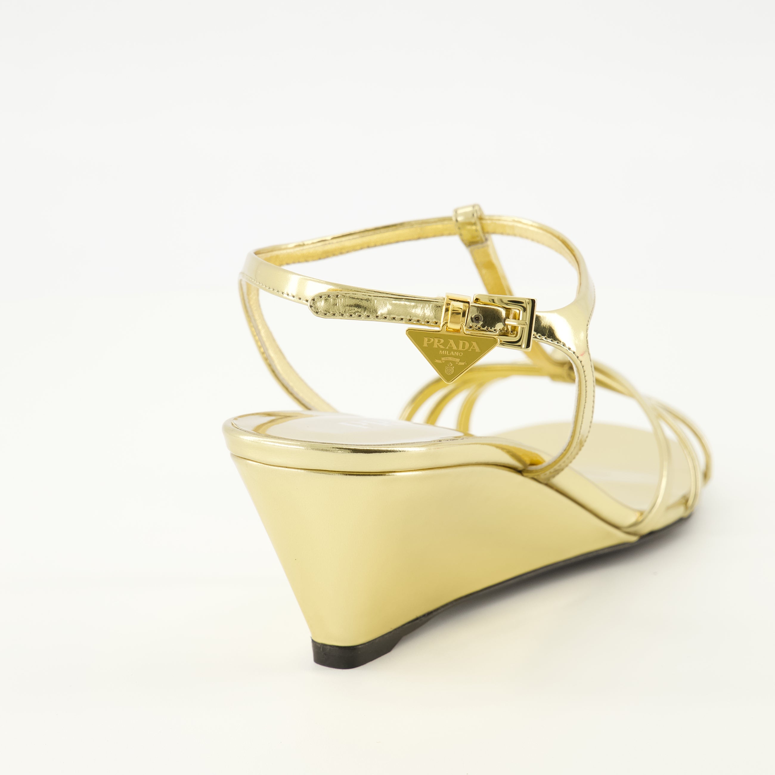 Imagen del artículo Sandalias de tacón de cuero sintético dorado de la marca Prada para mujer - Temporada Primavera-Verano 2026 - Vista trasera