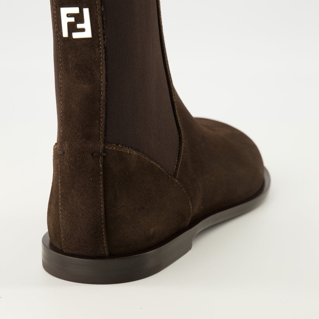 Image de l'article Bottines Chelsea FF Squared marron de la marque Fendi pour Homme - Saison Automne-Hiver 2025 - Vue arrière