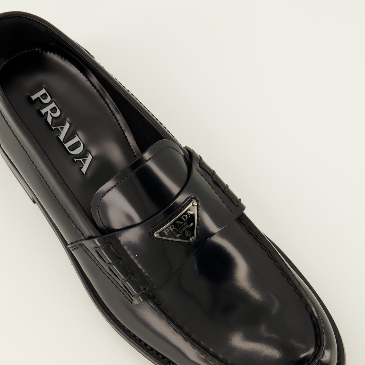 Mocassins Schwarze genoppte Leder Slipper Prada Noir Homme