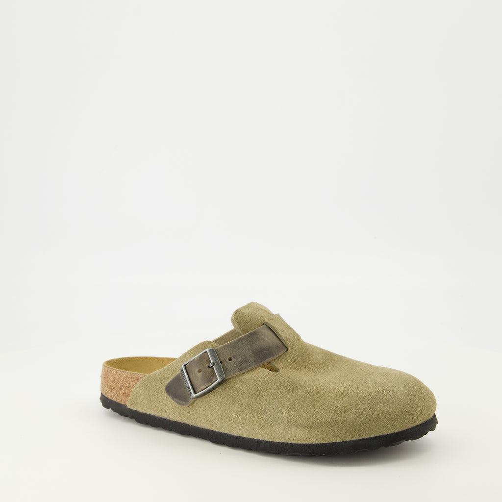 Birkenstock 브랜드의 남성용 카키 스웨이드 뮬 기사 이미지 - 2026 봄-여름 시즌 - 오른쪽 앞쪽 3/4 보기