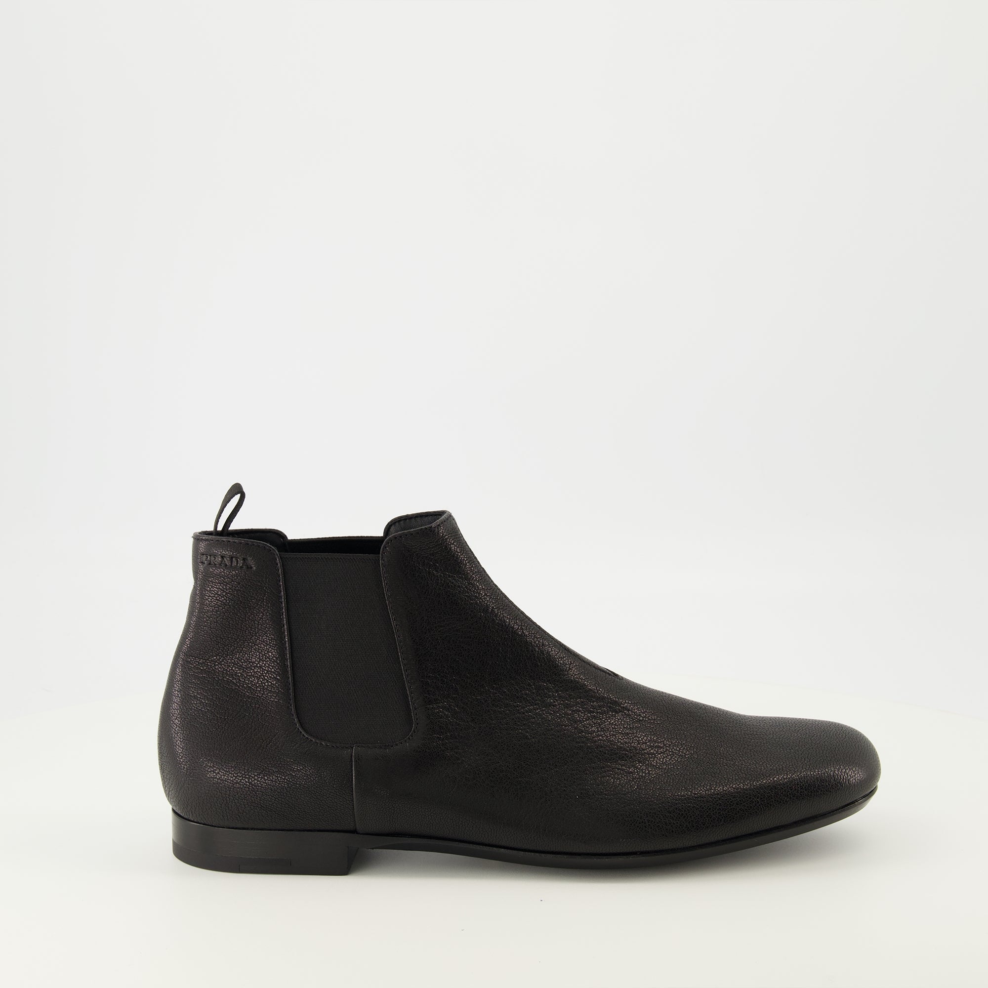 Image de l'article Bottines Chelsea en cuir noir de la marque Prada pour Homme - Saison Printemps-Été 2026 - Vue latérale droite