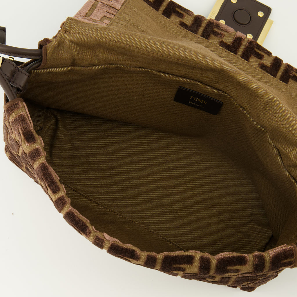 Imagen del bolso Mamma Baguette de Fendi en terciopelo marrón para mujer - Otoño/Invierno 2025 - Vista Detallada_3