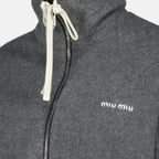 Imagen del blouson reversible azul y gris de la marca Miu Miu para mujer - Temporada Primavera-Verano 2026 - Vista Detallada 4