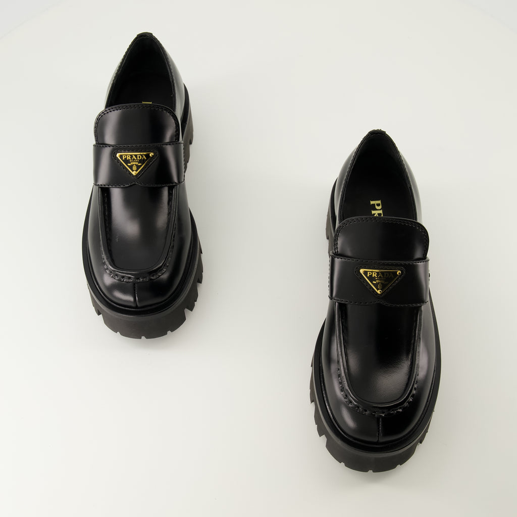 Immagine dei mocassini in pelle da donna di Prada - Stagione Autunno-Inverno 2025 - Vista dall'alto della coppia di scarpe