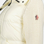 Imagem do cardigan de lã branco com fecho éclair da Moncler Grenoble para Mulheres - Coleção Outono-Inverno 2025 - Vista Detalhada_1