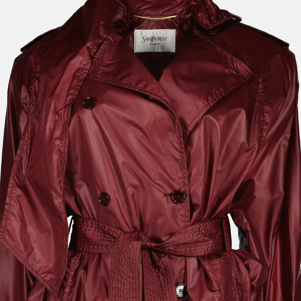 Imagem do trench de nylon bordeaux da marca Saint Laurent para Mulheres - Temporada Primavera-Verão 2026 - Vista Detalhada_1