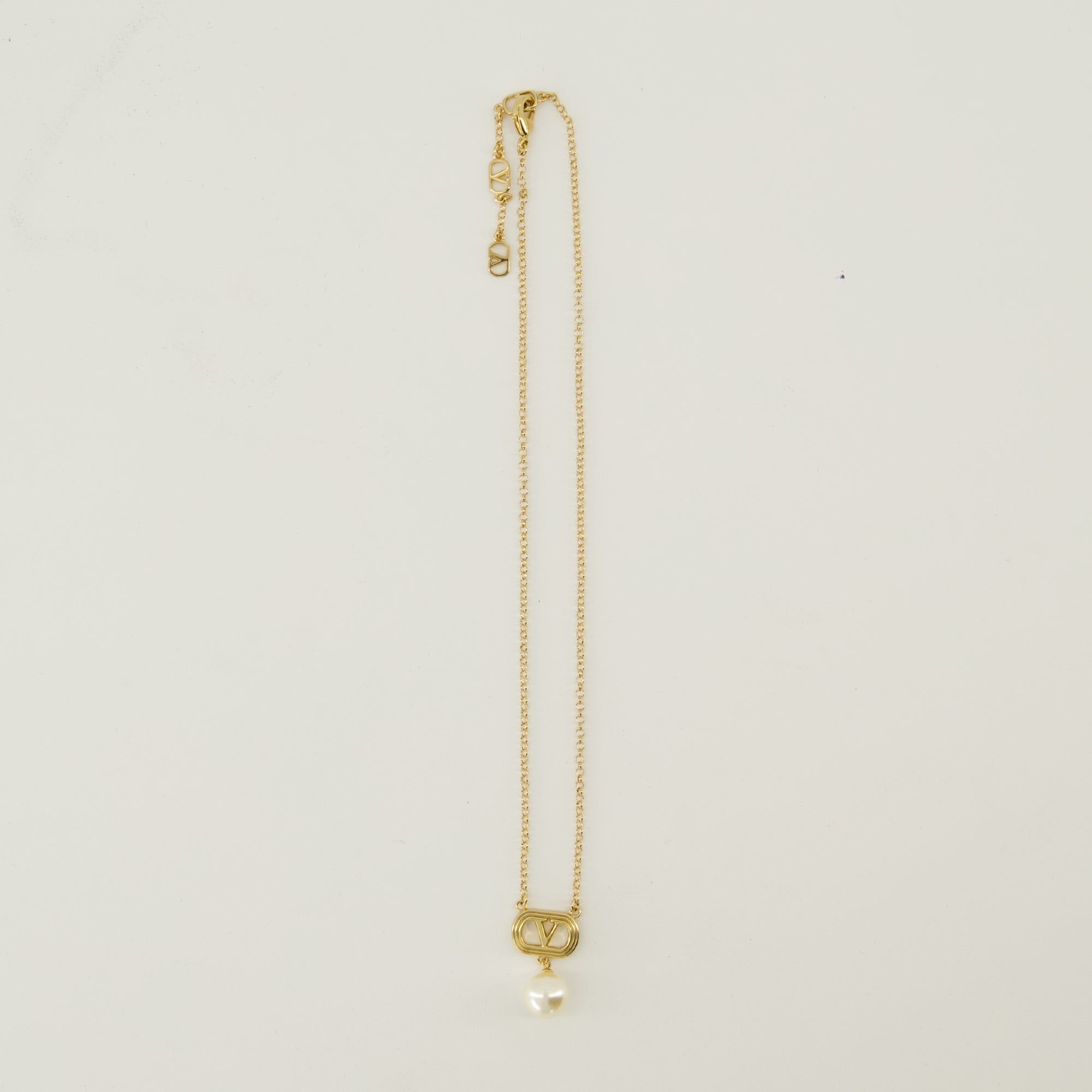 Image de l'article Collier VLogo à perle de la marque Valentino Garavani pour Femme - Saison Automne-Hiver 2025 - Vue de Dos