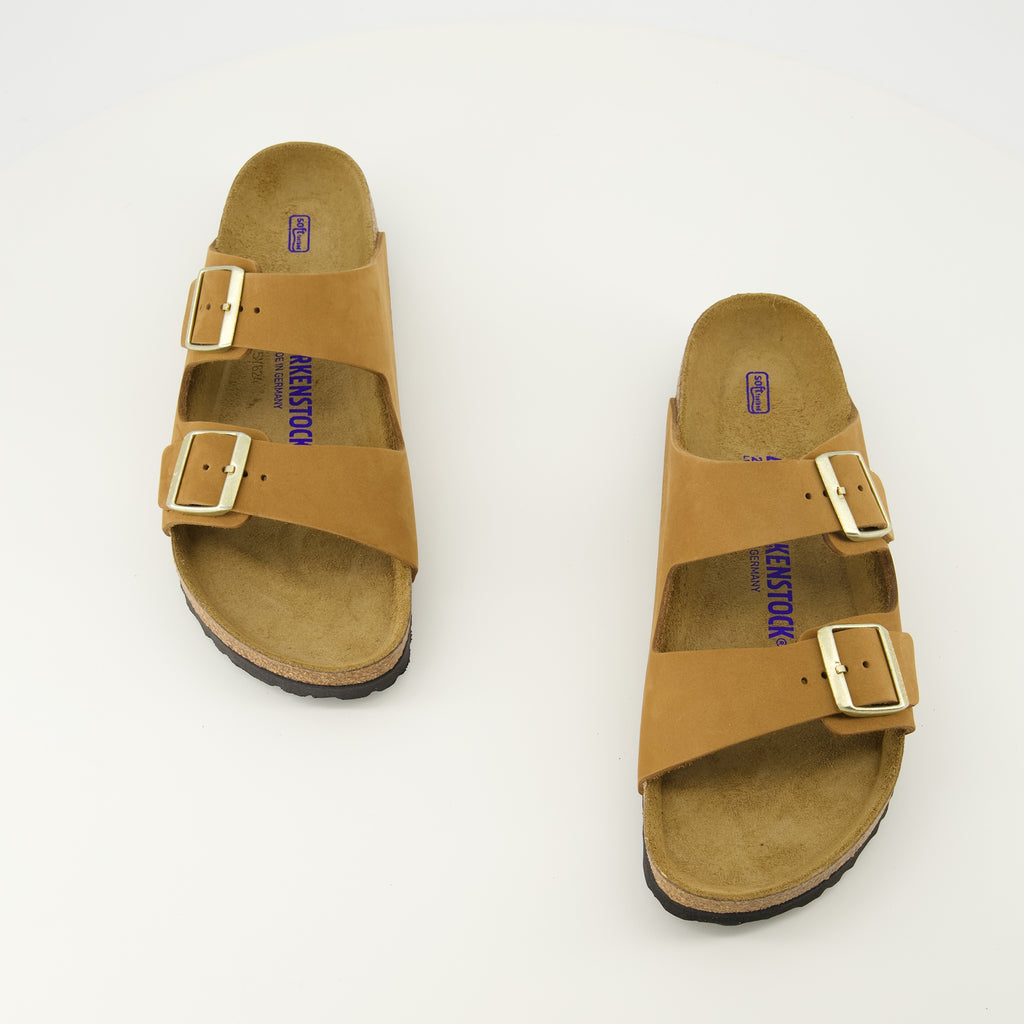 Imagem das Sandálias Arizona castanhas da marca Birkenstock para Unisex - Temporada Primavera-Verão 2026 - Vista de cima de um par de sapatos