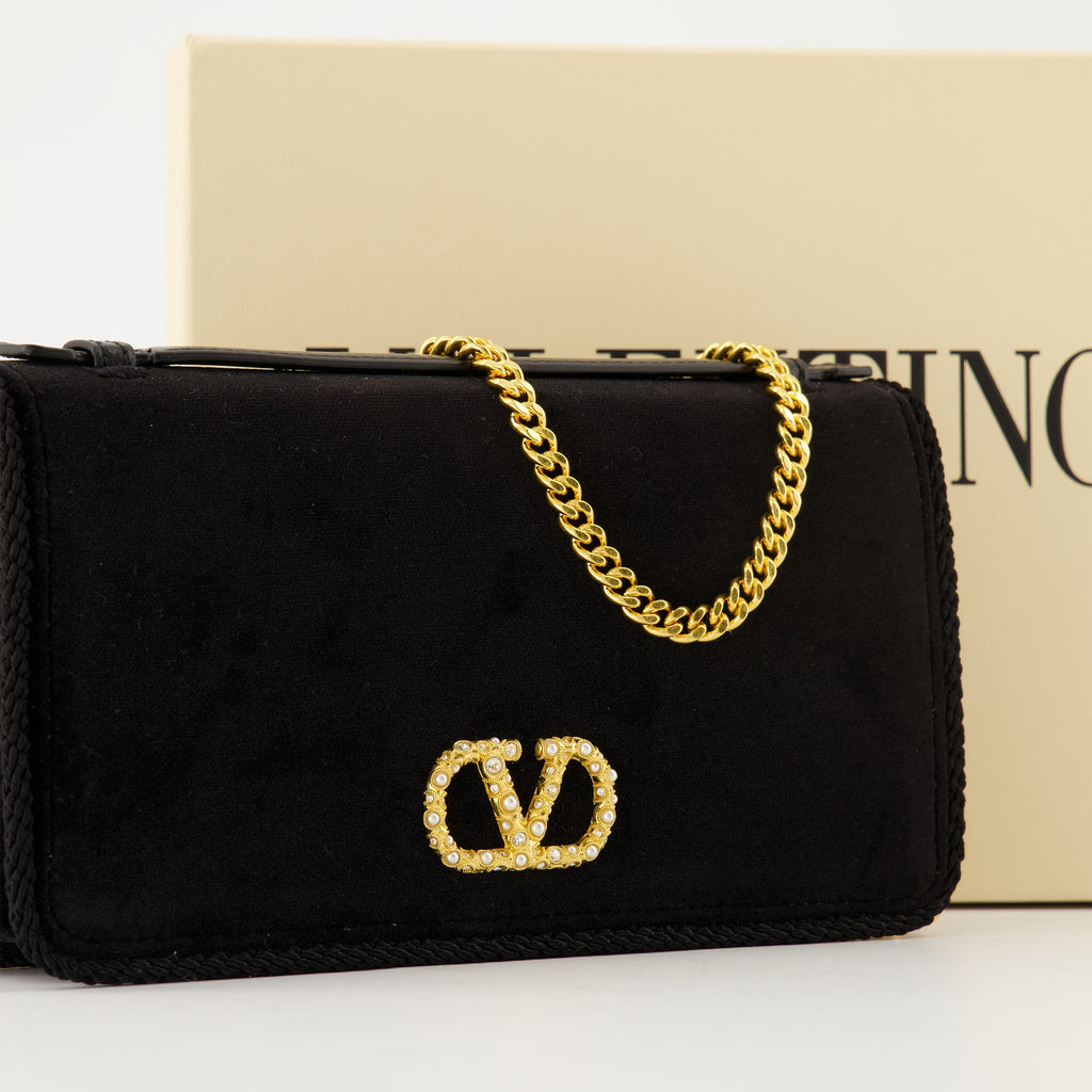 Image of the Valentino Garavani Velvet Clutch for Women - Autumn-Winter 2025 - Detailed View_2