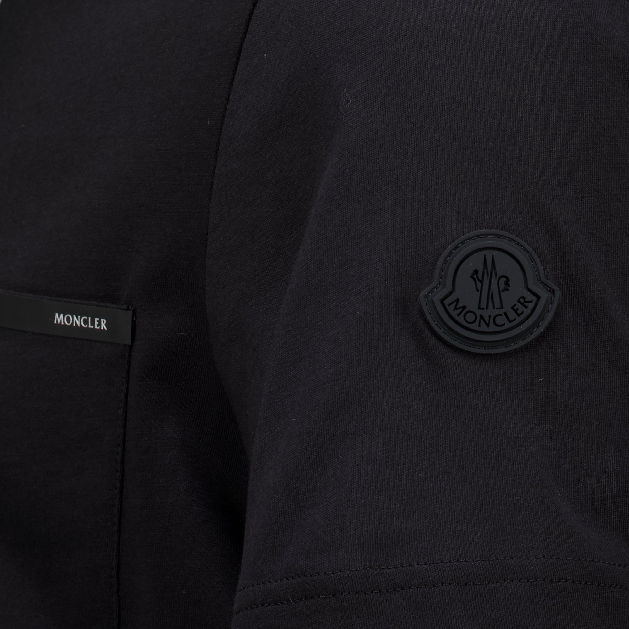 T-shirts Camiseta Negra con Bolsa en el Pecho Moncler Noir Homme