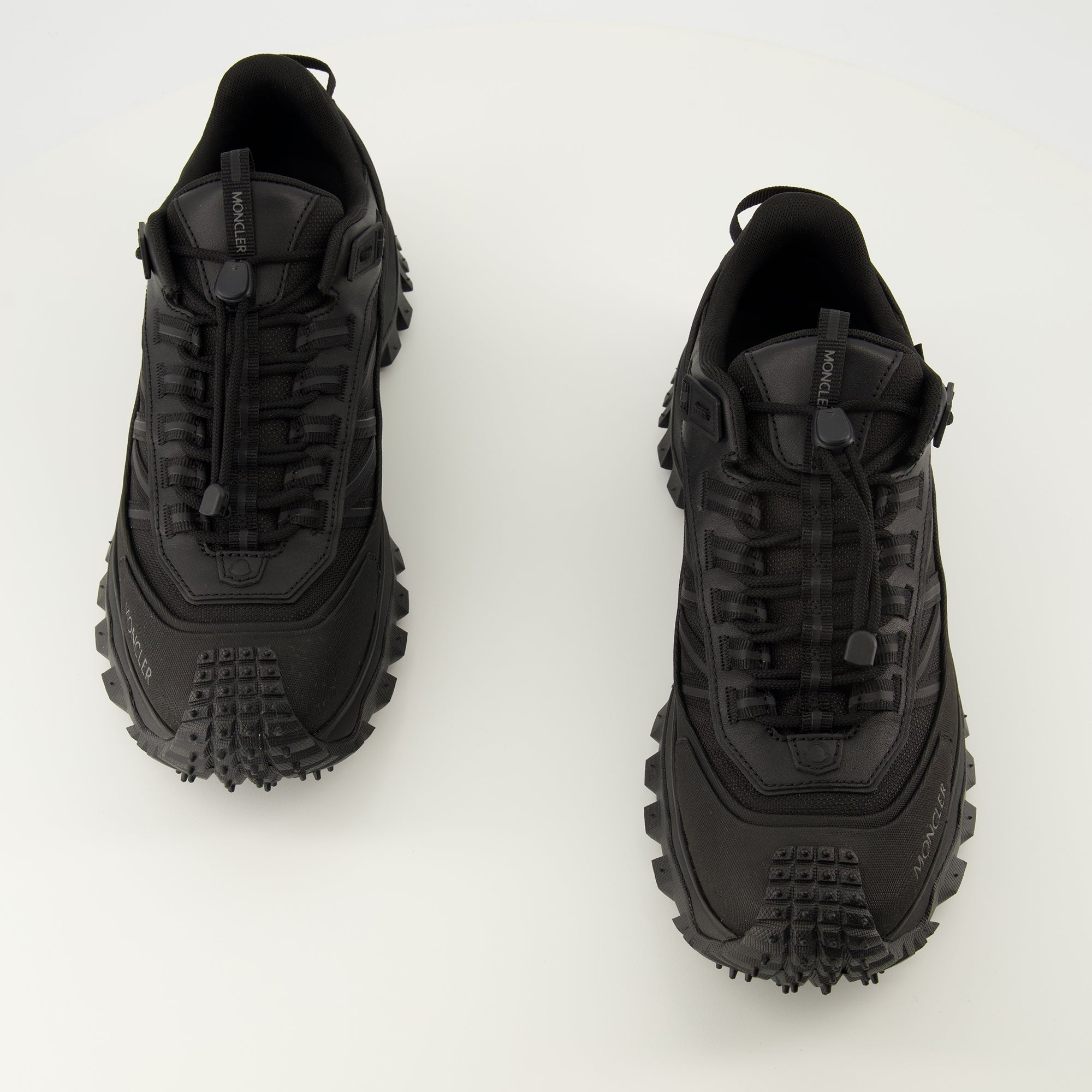 モンクレールのメンズトレイルグリップGTXブラックスニーカーの画像 - 2026年春夏シーズン - 靴のペアの上からのビュー