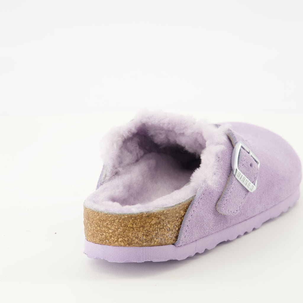 Image de l'article Mules Boston à fourrure violette de la marque Birkenstock pour Femme - Saison Printemps-Été 2026 - Vue arrière