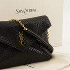 Imagen del clutch pequeño Cassandre de cuero negro de la marca Saint Laurent para Mujer - Temporada Primavera-Verano 2026 - Vista Detallada_2