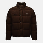 Imagen de la chaqueta de plumas de sarga marrón de Prada para Hombre - Temporada Otoño-Invierno 2025 - Vista Frontal