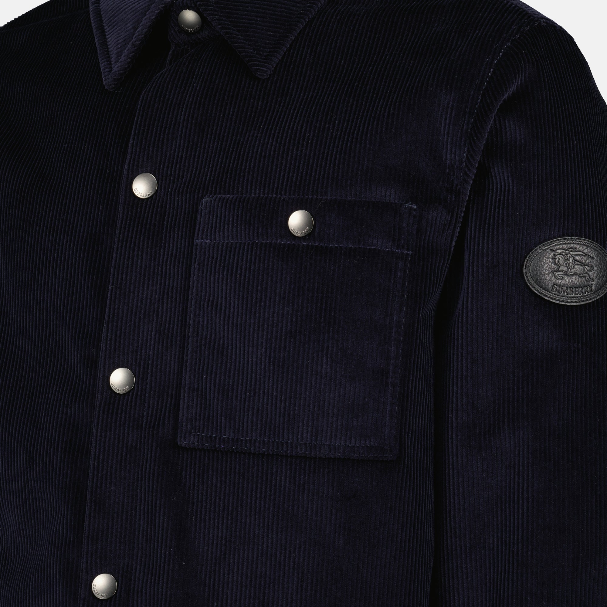 Imagen del abrigo de corduroy para hombre de Burberry - Temporada Otoño-Invierno 2025 - Vista Detallada_1