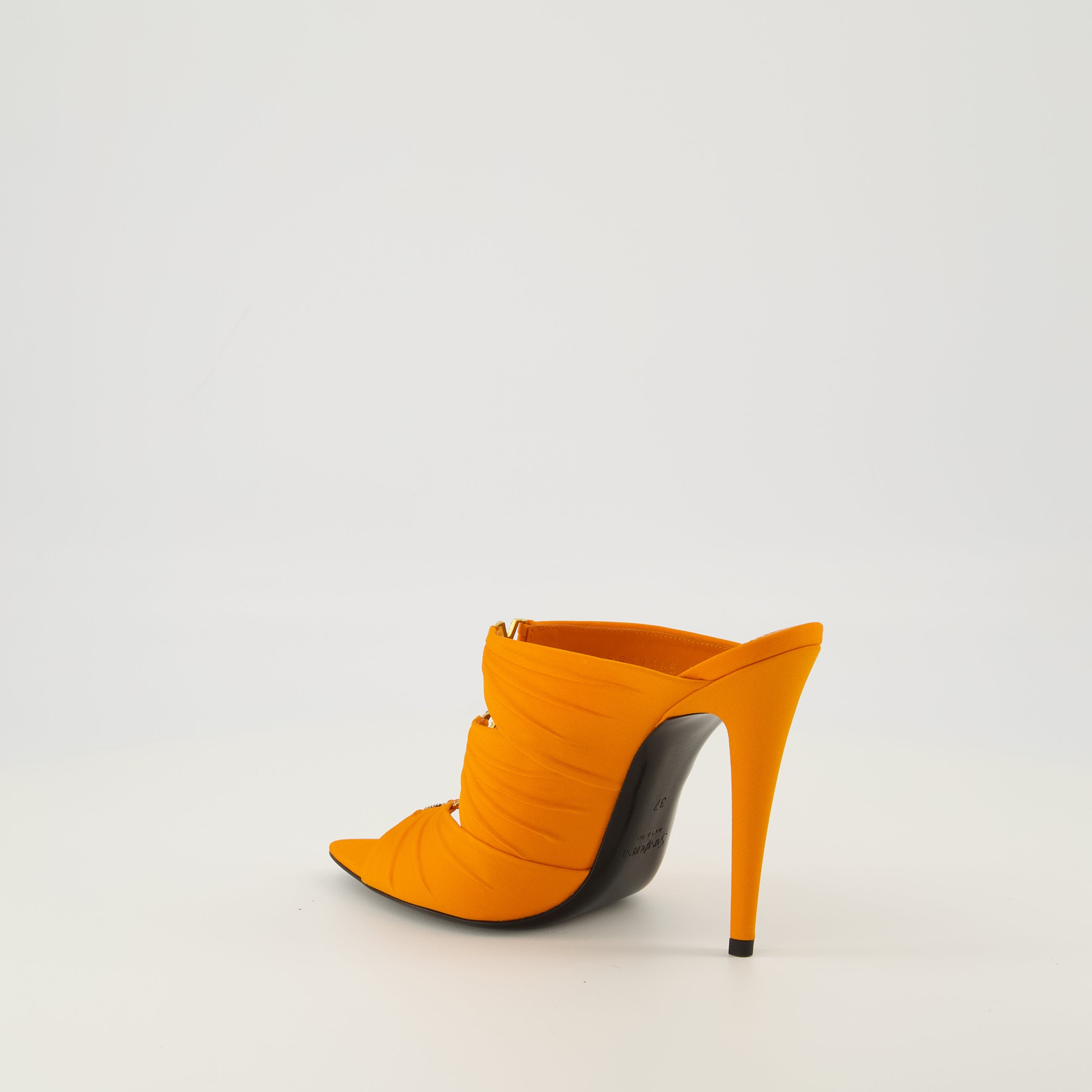 Imagen de las mules de tacón Emilie en naranja de la marca Saint Laurent para Mujer - Temporada Primavera-Verano 2026 - Vista tres cuartos trasera derecha