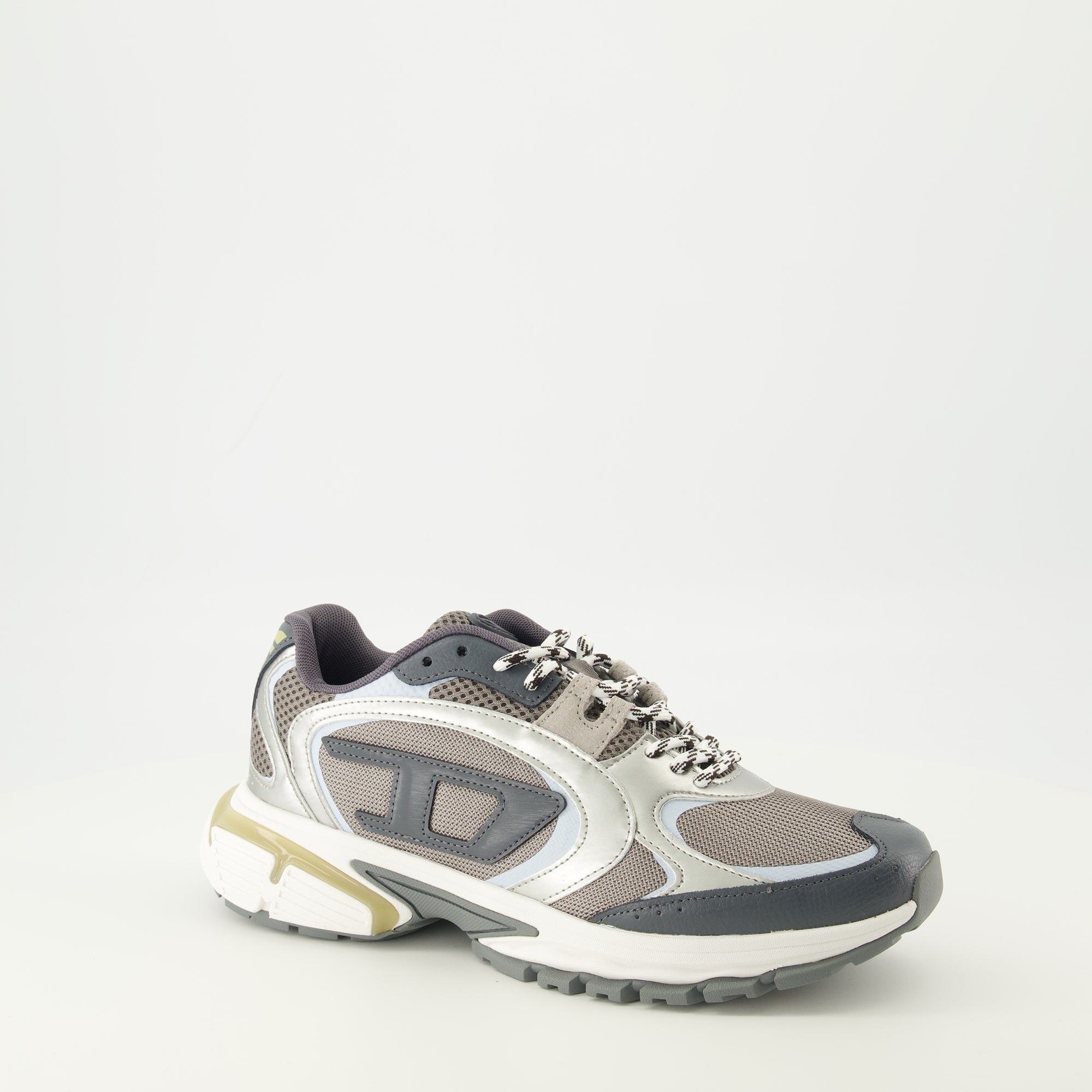 Bild der Diesel Herren Baskets Pro-V-Dense in Taupe und silbergrau - Frühling-Sommer 2026 - Dreiviertelansicht von vorne rechts