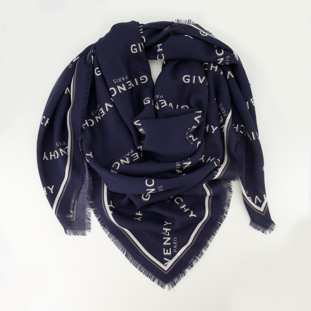 Image of the Givenchy Shadow shawl from the Givenchy brand for Women - Fall-Winter 2025 - Detailed View_2
