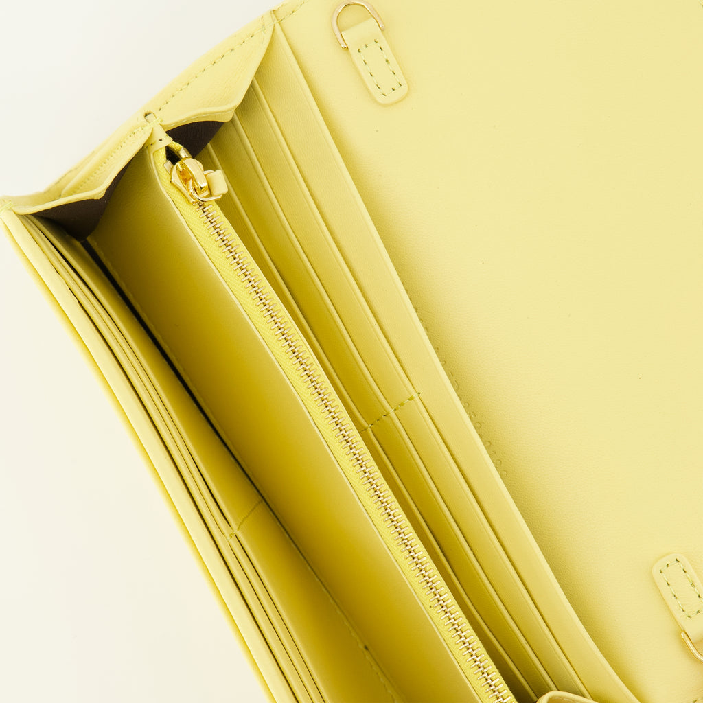Image de l'article Portefeuille Baguette à chaîne jaune de la marque Fendi pour Femme - Saison Automne-Hiver 2025 - Vue détaillée_3
