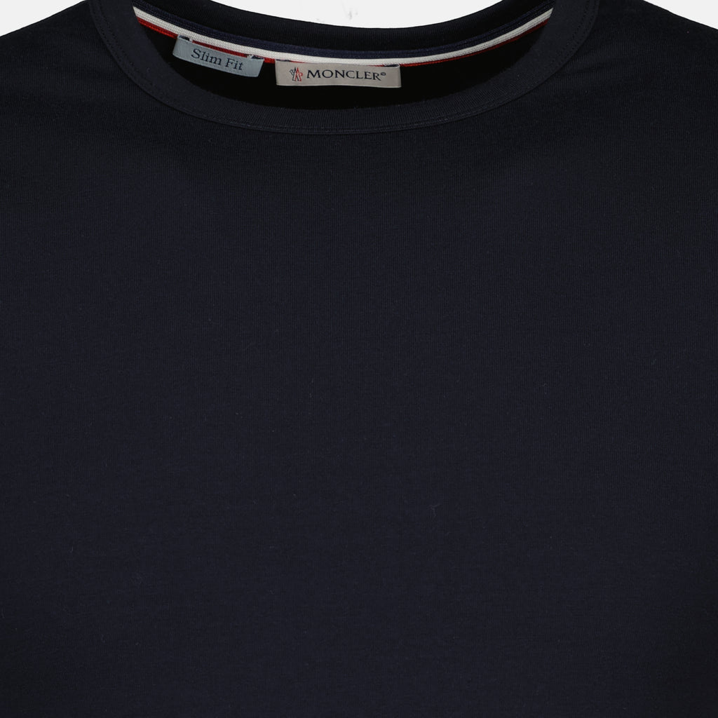 Imagem da t-shirt da marca Moncler para Homem com borda azul marinho - Temporada Primavera-Verão 2026 - Vista Detalhada_1
