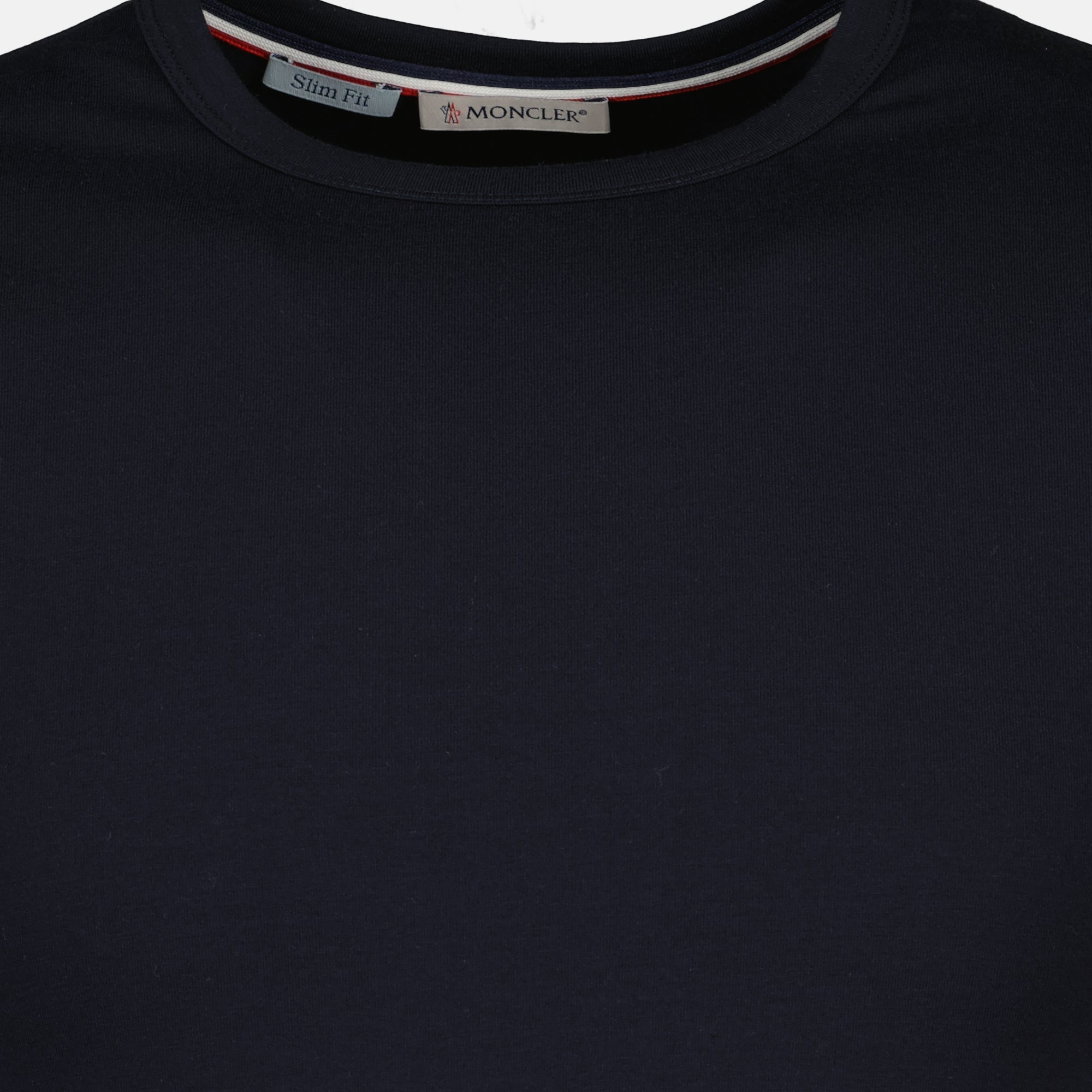 Imagem da t-shirt da marca Moncler para Homem com borda azul marinho - Temporada Primavera-Verão 2026 - Vista Detalhada_1