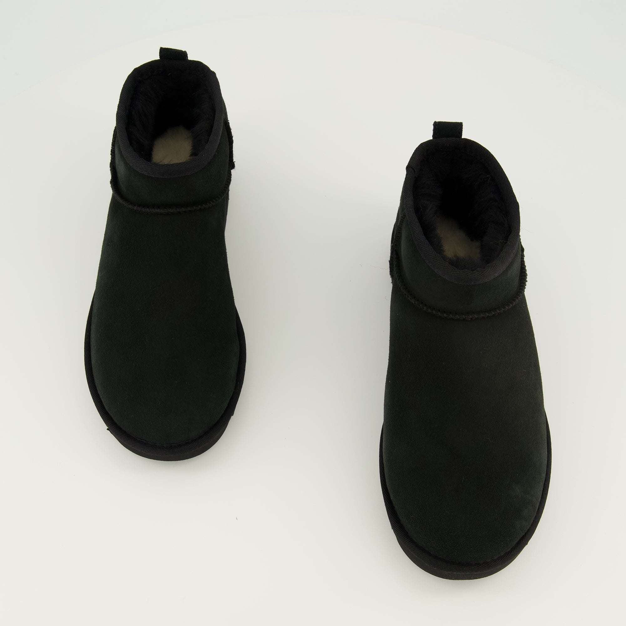 Image of the Ugg Classic Ultra Mini II black boots for men - Spring-Summer 2026 - Top view of a pair of shoes