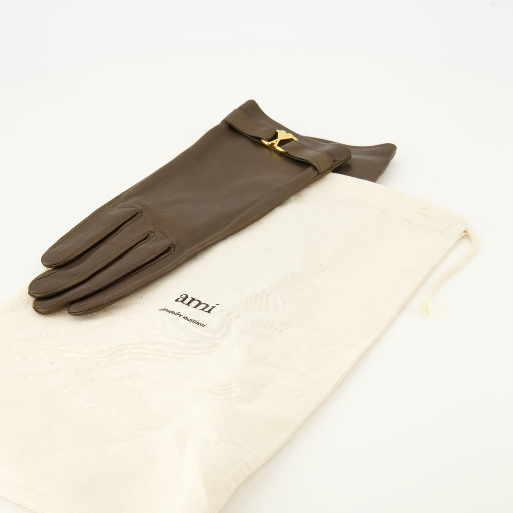 Image of the Ami PARIS brand women's leather gloves - Autumn-Winter 2025 season - Detailed View 3